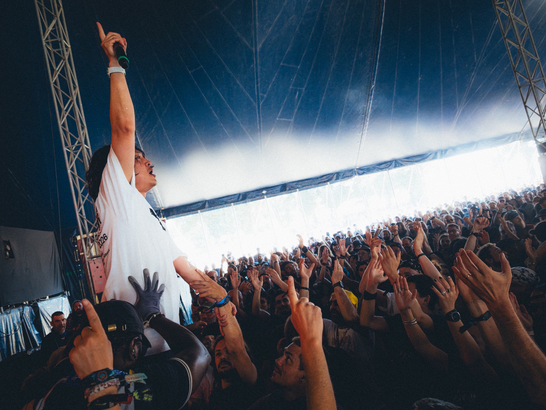 Vocalist Im Hwantaek leading the crowd at Motocultor Festival 2026