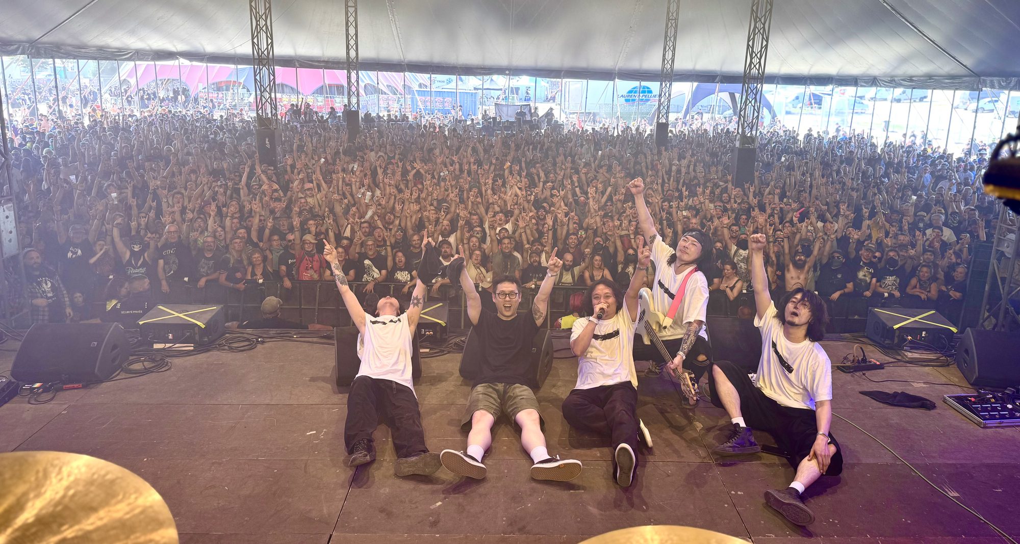 Hollow Jan in front of the crowd after their set at Motocultor Festival 2026