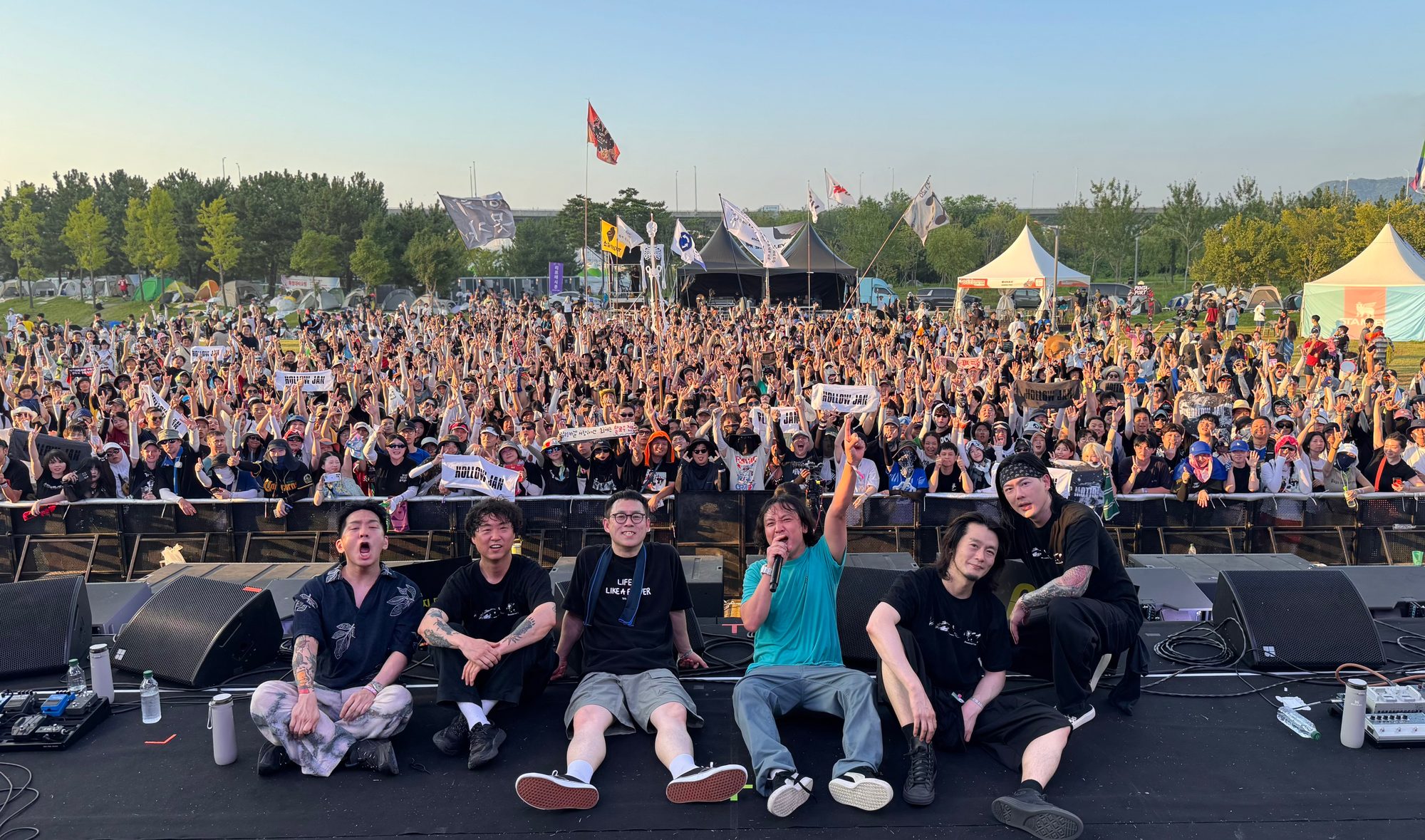 Hollow Jan in front of the crowd at Pentaport Rock Festival 2026